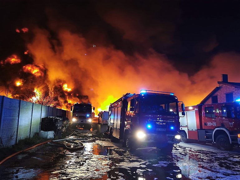 Ogromny pożar w Raciniewie. 50 zastępów Straży Pożarnej w