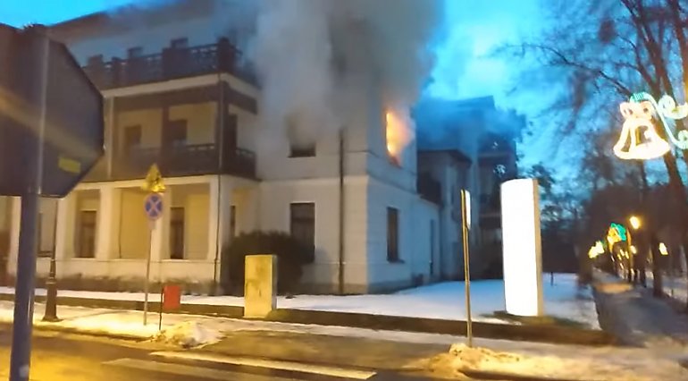 Kłęby dymu i ognia z hotelu w Ciechocinku. Interweniowali strażacy i policja  [VIDEO]