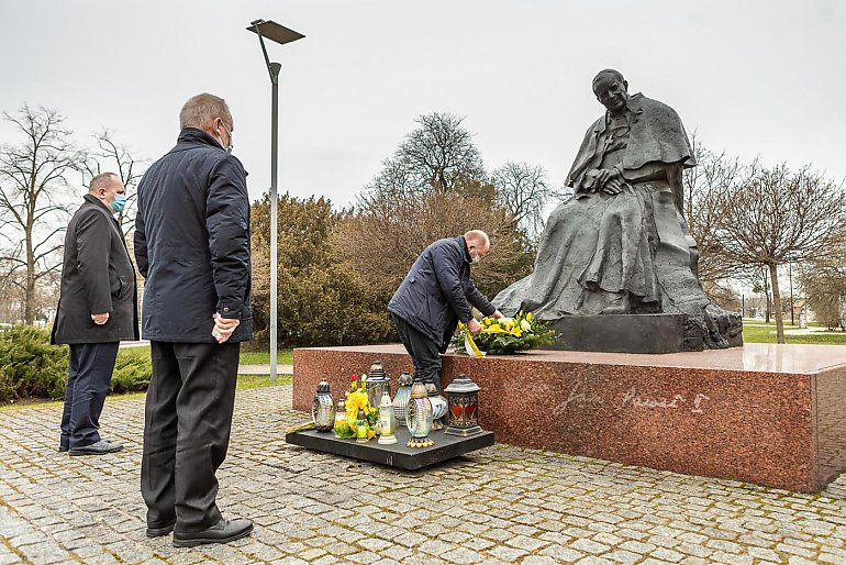 Mija 16 lat od śmierci św. Jana Pawła II. Zarząd województwa uczcił rocznicę