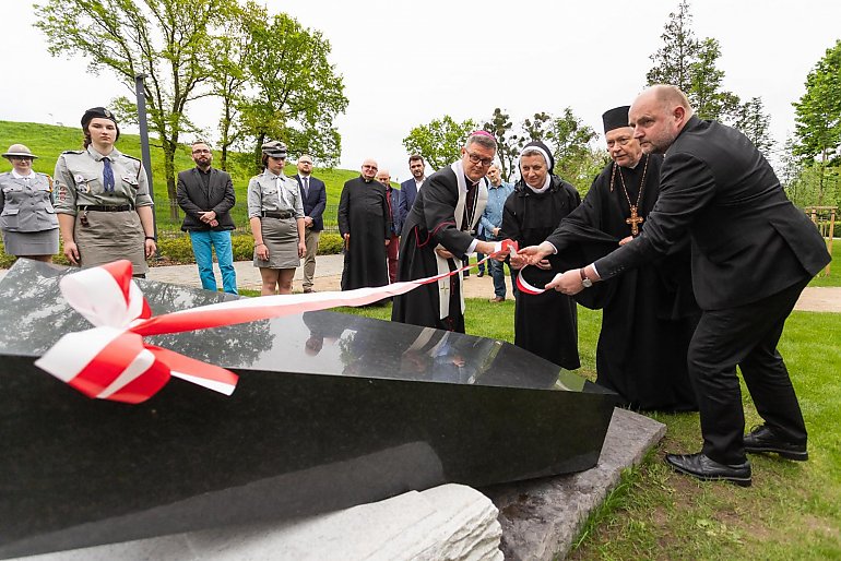 Za wiarę i ojczyznę! W Toruniu odsłonili pomnik pomordowanych duchownych