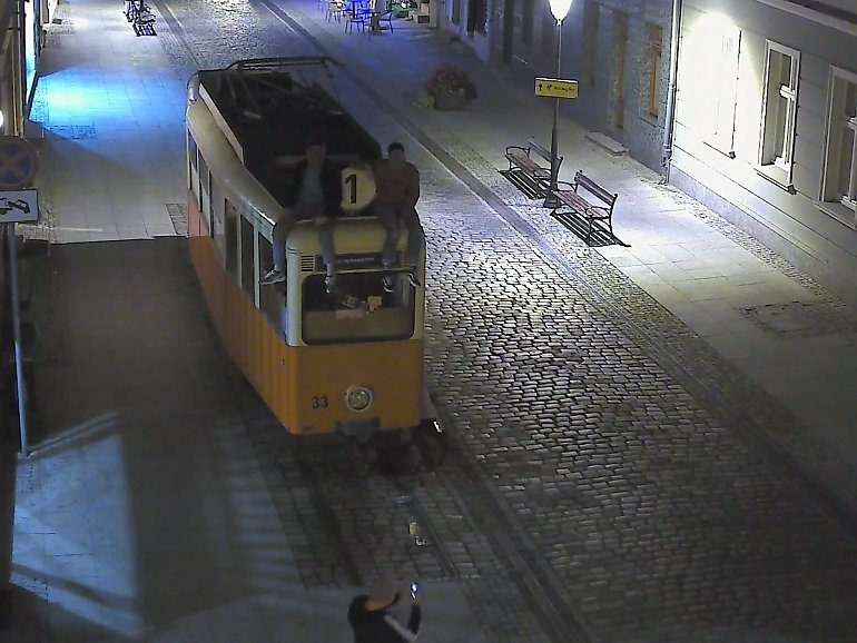 W pogoni za zdjęciem trzech mężczyzn wspięło się na tramwaj na ul. Długiej
