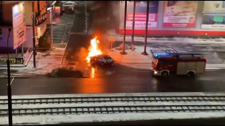 Na Jagiellońskiej w trakcie jazdy zapalił się samochód [VIDEO]