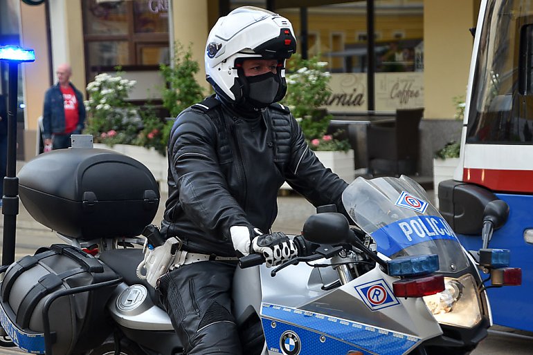 Motorowerzysta na podwójnym gazie, zatrzymany dzięki anonimowemu zgłoszeniu