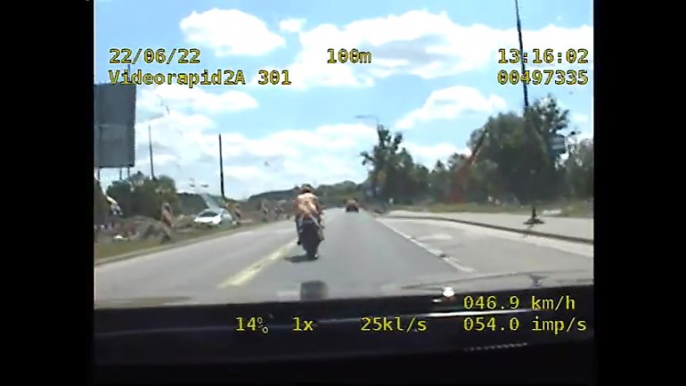 Pościg ulicami miasta za szalonym motocyklistą bez uprawnień Mamy video!