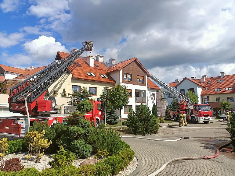 Pożar dachu budynku wielorodzinnego w Osielsku