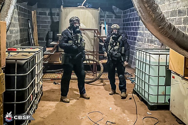 Ponad 5,8 tony narkotyków przejęli policjanci likwidując trzy laboratoria [VIDEO]