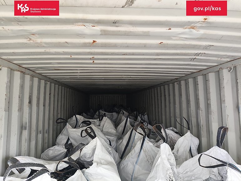 KAS zatrzymała transport 22 ton nielegalnych odpadów