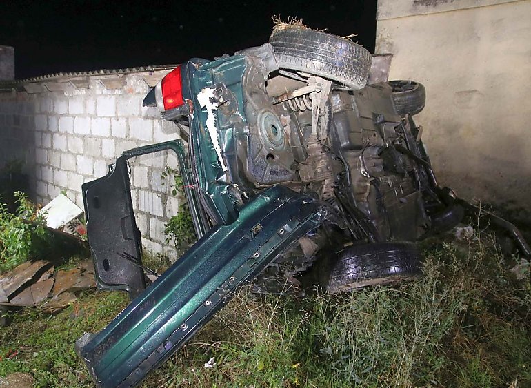 Tragiczny finał dachowania BMW w gminie Topólka. Nie żyje młody kierowca