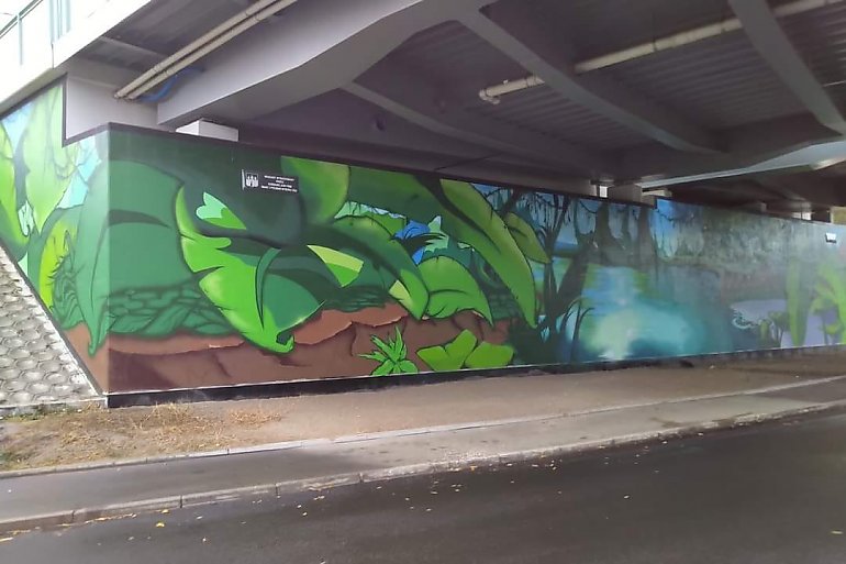Zielone murale pod nowymi wiaduktami