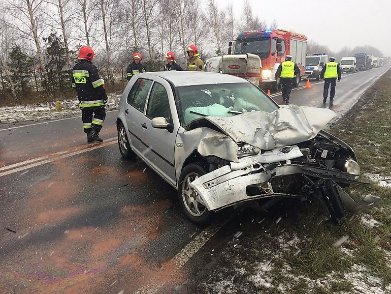 Wypadek na DK25 niedaleko Gościeradza. Dwie osoby trafiły do szpitala