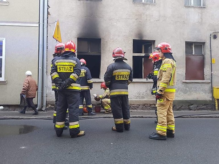 Śmierć w pożarze budynku przy Wrocławskiej [ZDJĘCIA]