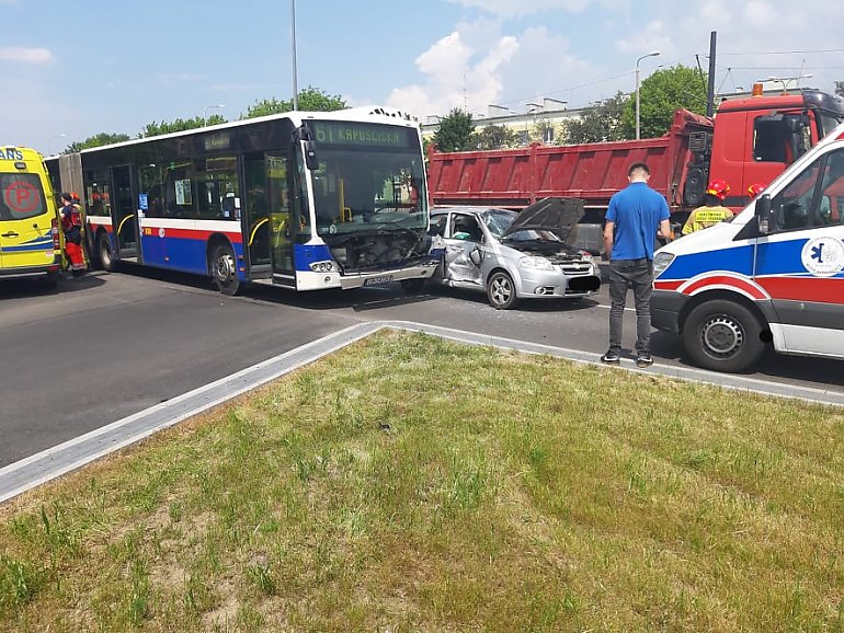 Osobówka zderzyła się z autobusem na Wojska Polskiego