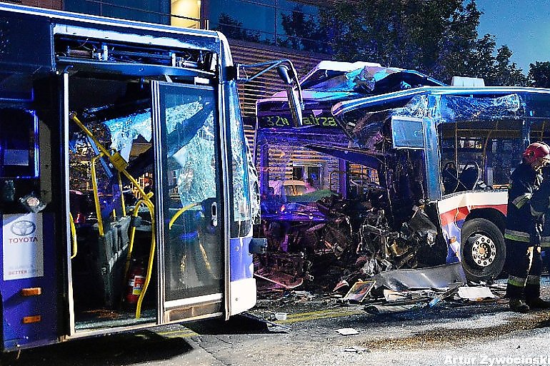 Policja szuka świadków śmiertelnego potrącenia i katastrofy autobusowej