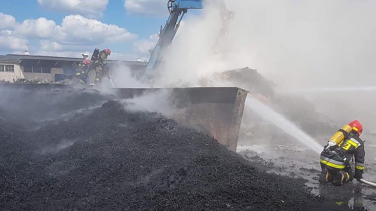 Płonęło składowisko odpadów, kłęby dymu unosiły się nad Bydgoszczą [ZDJĘCIA]