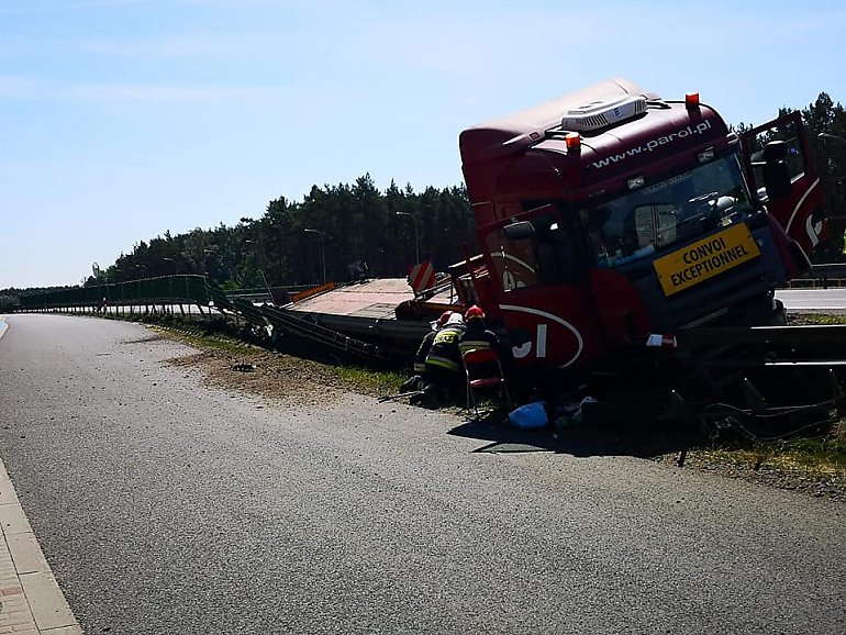 Ciężarówka wypadła z drogi między Stryszkiem a Białymi Błotami [AKTUALIZACJA]