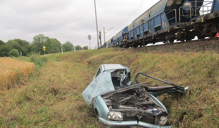 Kierowca zginął po zderzeniu z pociagiem w Karczynie 