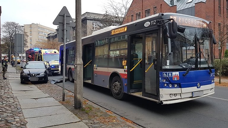 Autobus i osobówka zderzyły się na ul. Sobieskiego