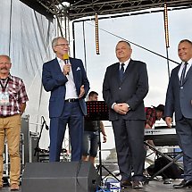 Galeria - XVIII Święto Śliwki w Strzelcach Dolnych, 1 września 2018 r./fot. bw - Od lewej: organizator imprezy Jan Iwanowski, poseł Tomasz Latos, wiceminister Rolnictwa i Rozwoju Wsi Ryszard Zarudzki, wójt gminy Dobrcz Krzysztof Szala