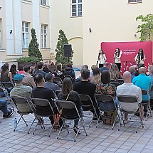 Galeria - „Trio Mandili” na dziedzińcu Wojewódzkiej i Miejskiej Biblioteki Publicznej w Bydgoszczy 
/fot. Jacek Kargól