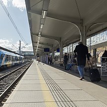 Galeria - Podróżni na peronie stacji Szczecin Główny - fot. Grzegorz Biega