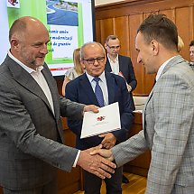 Galeria - Pieniądze na wiejskie drogi. Spotkanie z beneficjentami (2 lipca)/fot. Mikołaj Kuras dla UMWKP