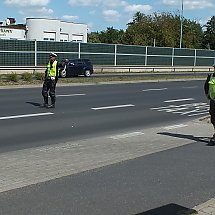 Galeria - Policjanci na motocyklach prowadzili intensywne działania, dzięki którym skontrolowali na terenie powiatu 86 pojazdów. Wśród sprawdzanych kierujących, aż 81 popełniło wykroczenia, z czego 63 to przekroczenie dozwolonej prędkości. Policjanci nałożyli w sumie 56 mandatów karnych, sporządzili 1 wniosek o ukaranie do sądu i pouczyli 24 osoby.

Motocyklowy patrol w Bydgoszczy, 9 sierpnia 2024/fot. Policja