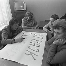 Galeria - Piotr Bartoszcze podczas strajku głodowego rolników w siedzibie ZSL. Inowrocław, 16 kwietnia 1981 r. (PAP)