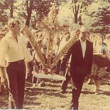 Galeria - Piotr Bartoszcze (z lewej) i Stefan Nowak z wieńcem podczas dożynek w parafii Zwiastowania Najświętszej Maryi Pannie, Inowrocław, 1983 r. (zbiory Wiesławy Grześkowiak)