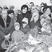 Galeria - Pogrzeb Piotra Bartoszcze. Rodzina przed trumną zmarłego. Inowrocław, 12 lutego 1984 r. (IPN)