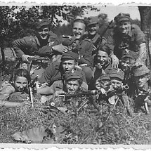 Galeria - Żołnierze 2. i 4. szwadronu 5. Wileńskiej Brygady AK. Danuta Siedzikówna „Inka” z opaską z krzyżem, Białostocczyzna, lato 1945 r. (IPN)