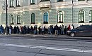 Ogromna kolejka przed NBP.  Tłumy czekają na banknot i monetę z prezydentem Kaczyńskim