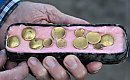 W ziemi znalazł celtycki skarb. 41 złotych monet sprzed 2000 lat