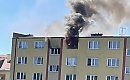 Pożar wybuchł w jednym z bloków w Solcu Kujawskim. Strażacy wyprowadzili lokatora z płonącego mieszkania [GALERIA]