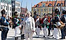 Tłumy na Starym Rynku! Król, husaria i biało-czerwone morze flag