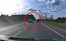 O włos od tragedii! Kierowca Audi S8 wyprzedzał na trzeciego w Złejwsi Wielkiej – wszystko nagrała kamerka!