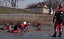 Niebezpieczeństwo na lodzie. Policjanci z regionu ćwiczyli ratownictwo wodne w warunkach zimowych