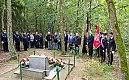 Niemcy mordowali ich nad jeziorem, potem próbowali zatrzeć ślady. Pamięć o ofiarach zbrodni w Borównie