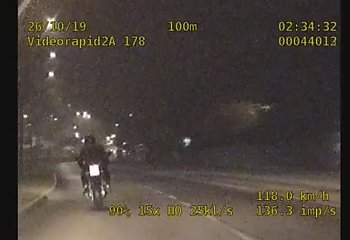 Gnał na Szubińskiej. Motocykl „pożyczył”, prawa jazdy nie ma [WIDEO]