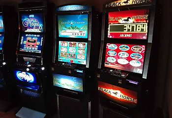 Policjanci i skarbówka zrobili nalot na nielegalny salon gier na automatach