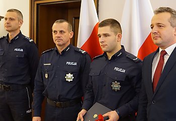 Rzucił się do Wisły, żeby pomóc. Policjant uhonorowany