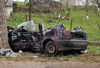 Tragiczny wypadek  w Sumowie.  Kierowca i pasażerka z ciężkimi obrażeniami trafili do szpitala