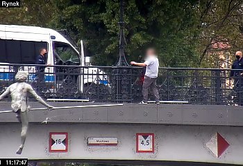 Patrol  z bydgoskiej prewencji zapobiegł tragedii na ul. Mostowej [VIDEO]