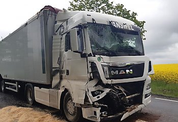 Zderzenie dwóch ciężarówek na DK 15