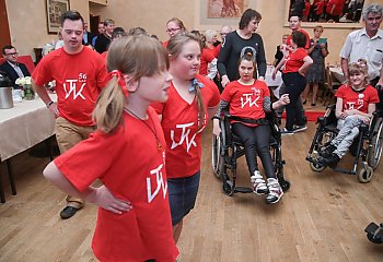 Dzieci niepełnosprawne świętują. 56-lecie Towarzystwa Walki z Kalectwem