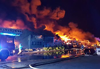 Ogromny pożar w Trzeciewcu. Spłoneła fabryka [VIDEO]