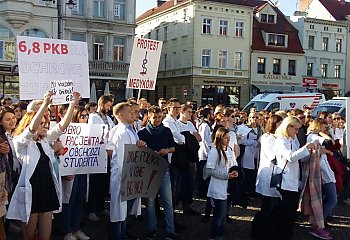 Młodzi lekarze protestowali na Starym Rynku