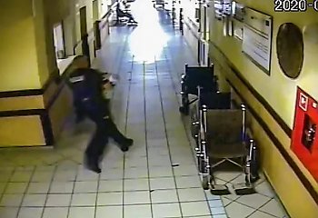 Dramatyczne sceny w szpitalu. Policjant biegł z umierającym dzieckiem na rękach