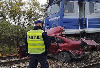 Tragedia na przejeździe kolejowym. Dwie osoby nie żyją