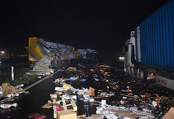 Nocne zderzenie dwóch ciężarówek pod Włocławkiem. Na jezdni towar i olej napędowy