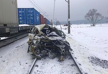 Osobówka zderzyła się z pociągiem w Dobromierzu 